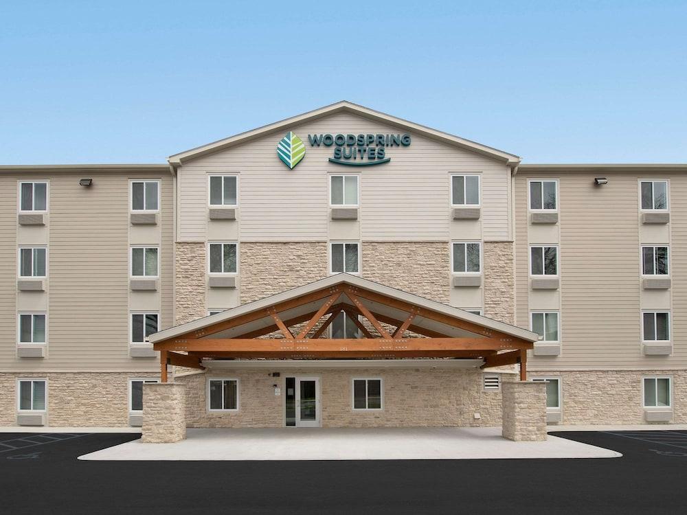 Suburban Studios Watford City Exterior photo