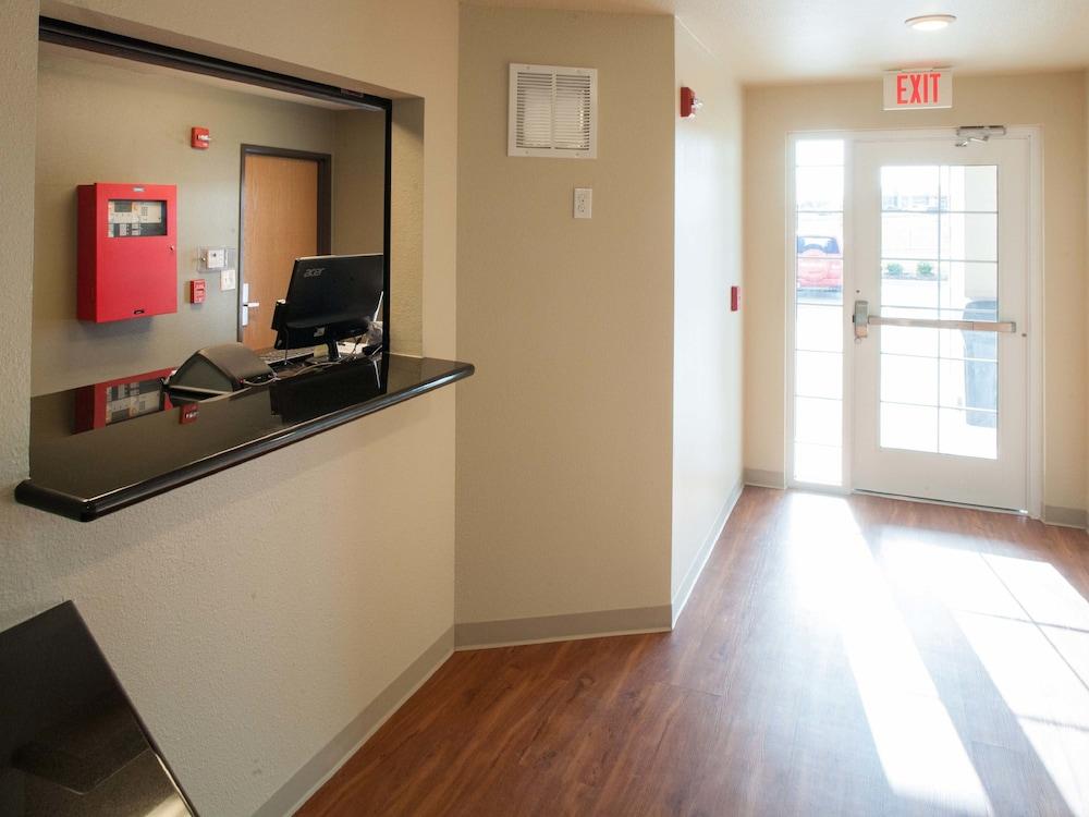 Suburban Studios Watford City Exterior photo