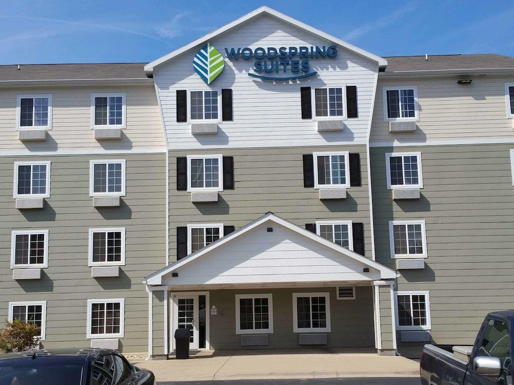 Suburban Studios Watford City Exterior photo