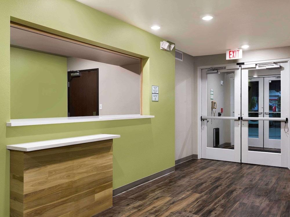 Suburban Studios Watford City Exterior photo