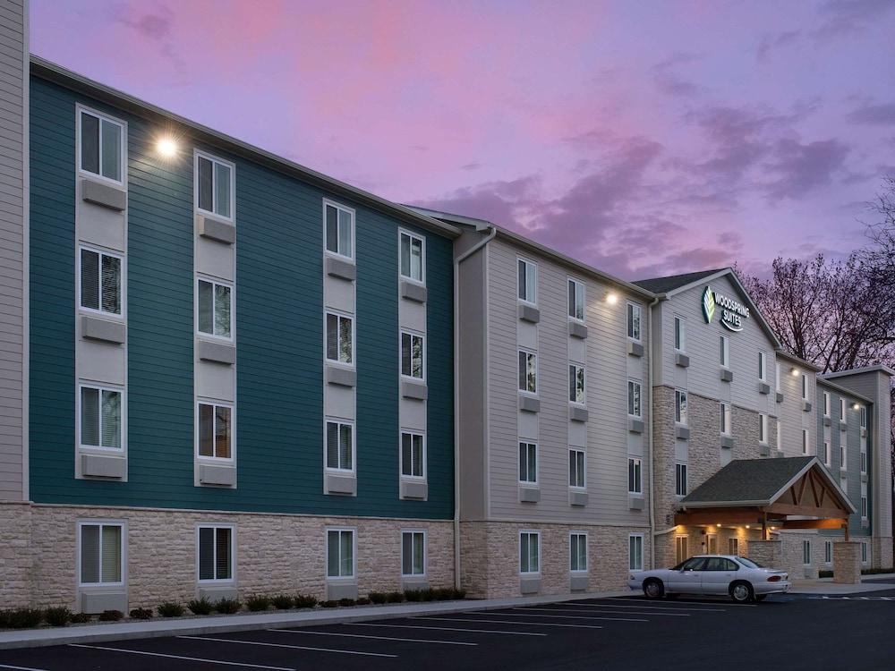Suburban Studios Watford City Exterior photo
