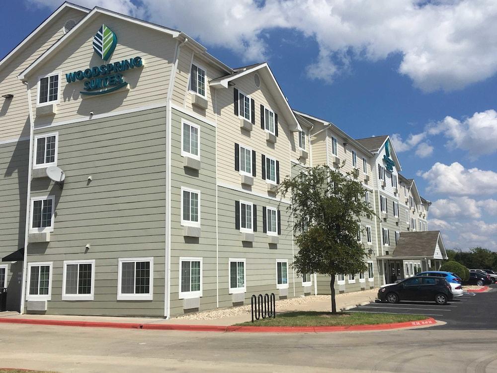 Suburban Studios Watford City Exterior photo