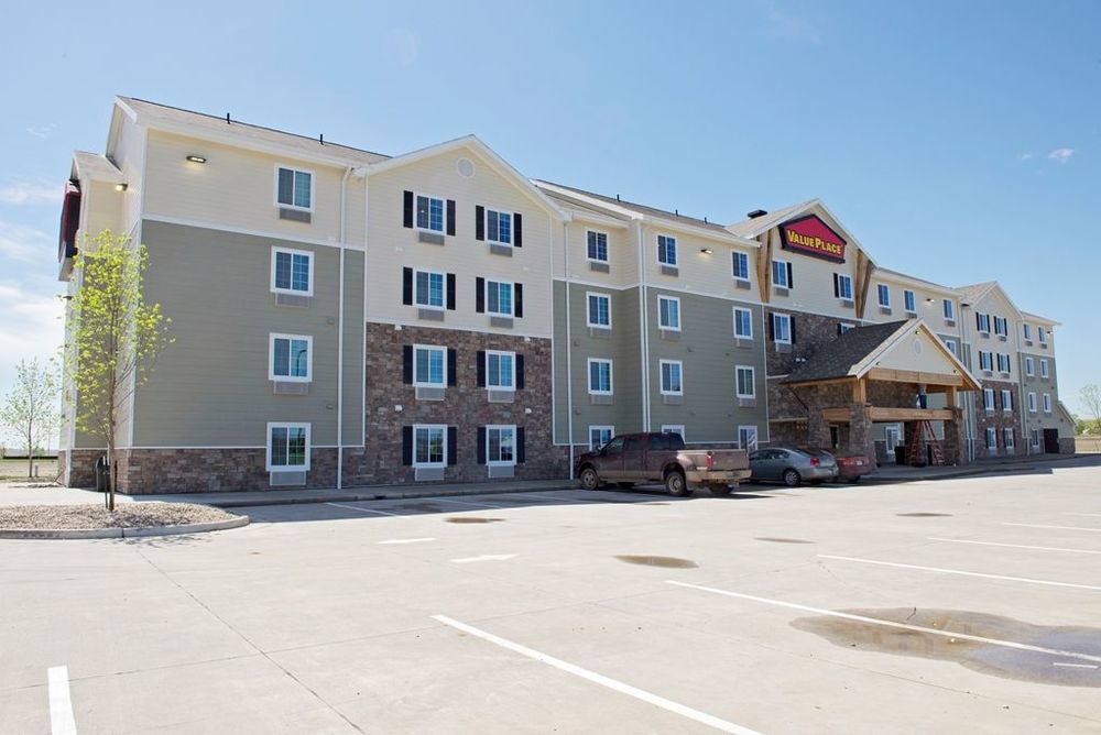 Suburban Studios Watford City Exterior photo