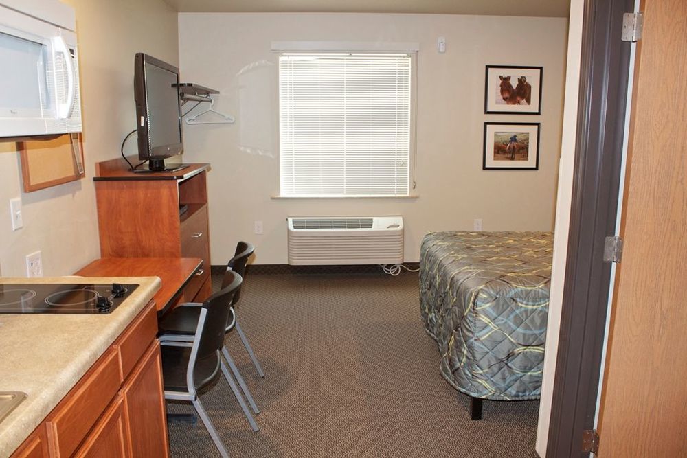 Suburban Studios Watford City Room photo