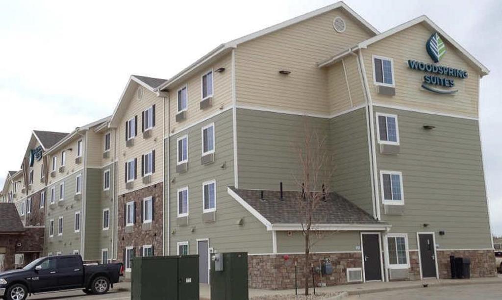 Suburban Studios Watford City Exterior photo
