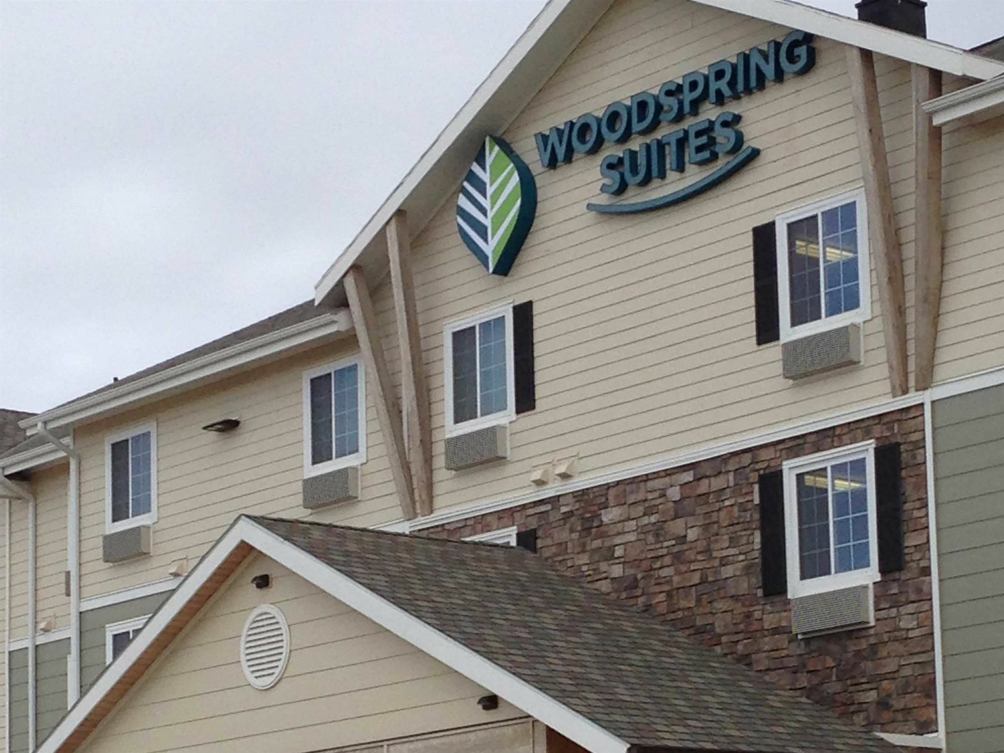 Suburban Studios Watford City Exterior photo